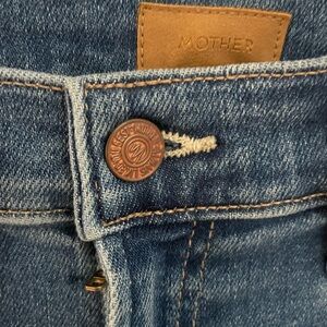 Mother “the hustler” ankle fray size 29